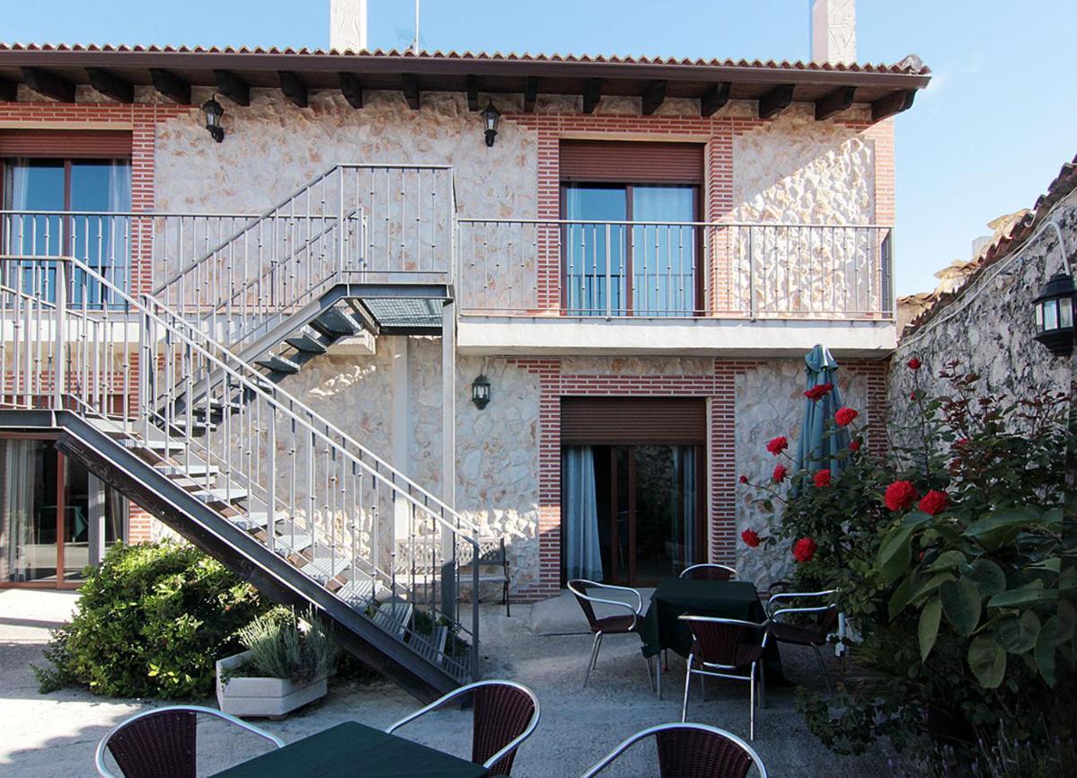 Apartamentos Turisticos Los Abuelos Montemayor de Pililla 外观 照片