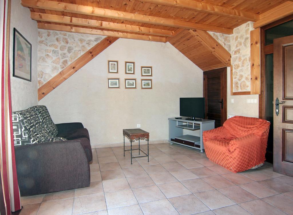 Apartamentos Turisticos Los Abuelos Montemayor de Pililla 外观 照片